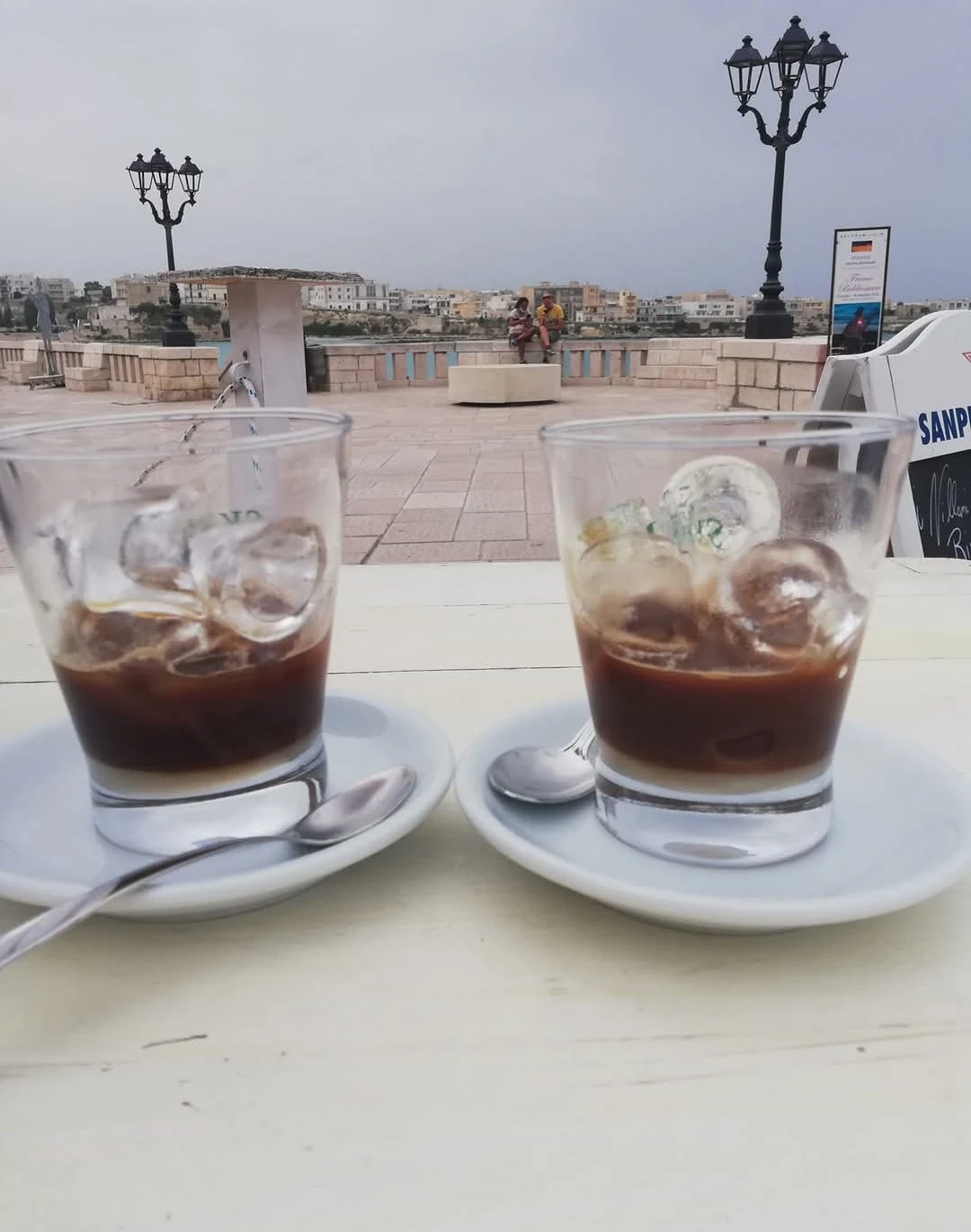 Un caffè con vista sul mare