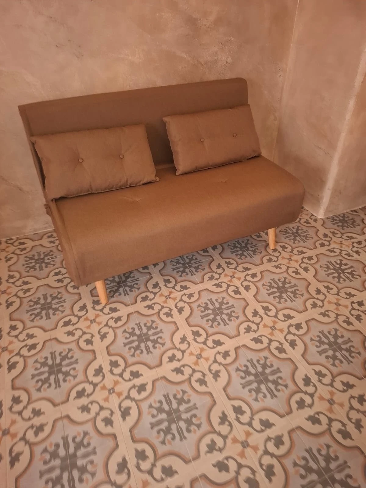 Divano e cementine decorate